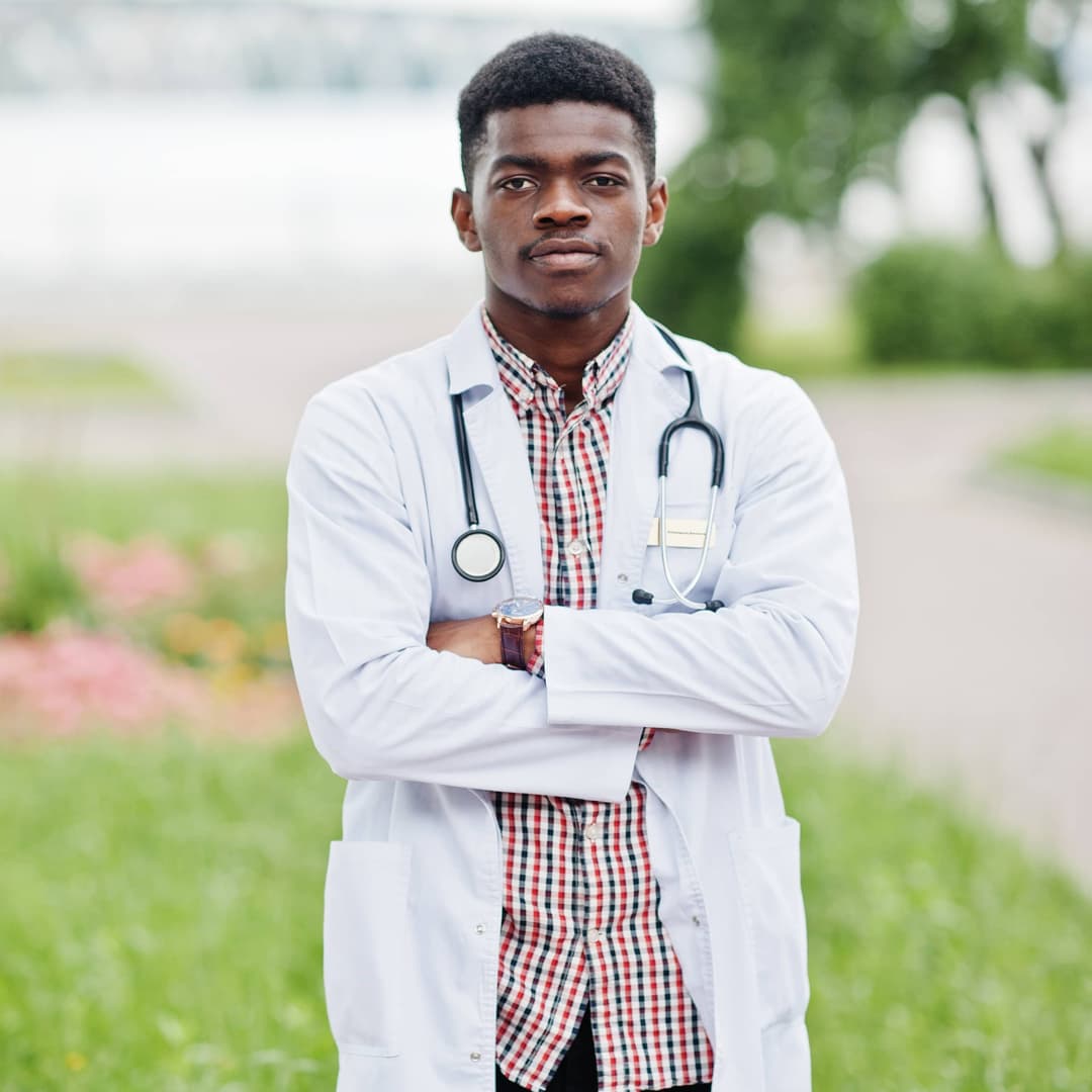 Jeune médecin confiant portant une blouse blanche